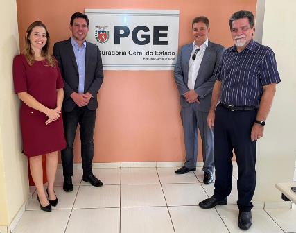 Read more about the article Presidente da APEP visita a sede da Regional da PGE de Campo Mourão