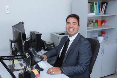 Leia mais sobre o artigo Procurador do Estado Bruno Rabelo recebe título de Mestre em Direito pela UEPG